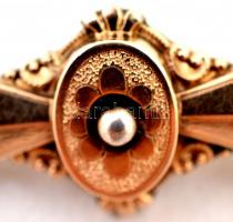 Ezüst (Ag.) bross, lemezelt aranyozással, gazdagon díszített, jelzés nélkül, br. 4 g, h: 4,5 cm