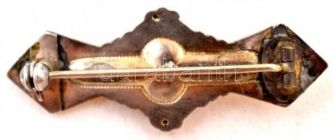Ezüst (Ag.) bross, lemezelt aranyozással, gazdagon díszített, jelzés nélkül, br. 4 g, h: 4,5 cm