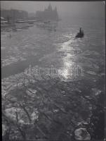 cca 1940 Dulovits Jenő (1903-1972): Jégtörő hajó a zajló Dunán, pecséttel, aláírással jelzett vintage fotóművészeti alkotás, publikálva a Hungária magazinban, 11x8,5 cm