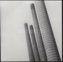 cca 1965 Gyárkémények, jelzetlen fotó Kotnyek Antal (1921-1990) fotóriporter hagyatékából, 16x16 cm
