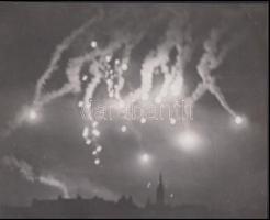 1944-1945 Világító bombák a budai vár felett, a kép felülete nem hibátlan, 16x20 cm