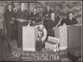 cca 1935 Déry és szalon zenekara, lokálokban játszottak szerte a világon, a kép sarkán törésnyom, 17x23 cm