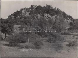 cca 1955 A tihanyi Aranyház nevű gejzírkúp, jelzetlen feliratozott fotó Kotnyek Antal (1921-1990) fotóriporter hagyatékából, 17x23 cm