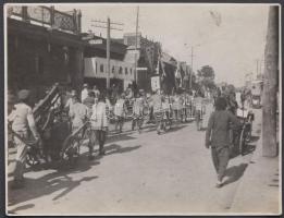 cca 1910-1920 Pekingi tűzoltók, feliratozott, publikált fénykép, 8x11 cm / cca 1910-1920 Beijing(Peking), China, firemans, 8x11 cm