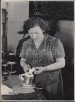 cca 1955 Tiszavölgyi József: Balázsné a tekercselő műhelyből, mögötte a sztahanovisták teljesítményei, 24x18 cm