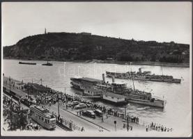 cca 1955 Tiszavölgyi József: Hajóforgalom a Dunán, 2-es villamos a parton, 13x18 cm