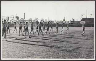 cca 1960 Tiszavölgyi József: Súlyemelők egy sport ünnepségen, 5 db fotó, 9x14 cm