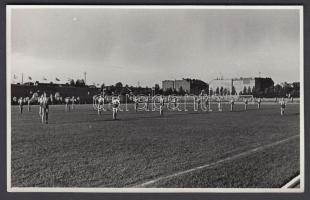 cca 1960 Tiszavölgyi József: Súlyemelők egy sport ünnepségen, 5 db fotó, 9x14 cm