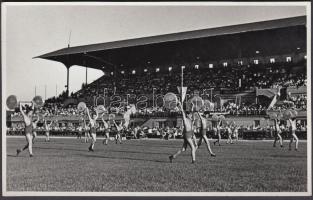 cca 1960 Tiszavölgyi József: Súlyemelők egy sport ünnepségen, 5 db fotó, 9x14 cm