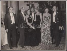 1937. január 21. Társasági élet Budapesten, Vöröskereszt-bál a Duna-palotában, Schäffer György helyszíni fotója a bálozók egy csoportjáról, pecséttel jelzett, 17x23 cm