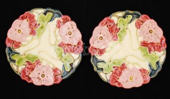 Körmöcbányai szecessziós süteményes tányér párban, kézzel festett, apró lepattanássokkal, jelzett, d:17 cm / Kremnica, Kremnitz art noveau plate, small damaged