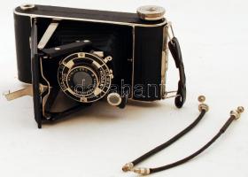 cca 1930 Kodak Junior 620. Anastigmat 1:6,3 f=10,5 cm. fényképezőgép távkioldóval, bőr tokban, jó állapotban / Kodak camera in good shape