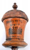 Régi fából készült, díszes szelence, rajta héber felirattal és a jeruzsálemi Siratófal képével, m: 1...