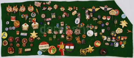 kb 100 db vegyes szocreál és egyéb jelvény / 100 badges