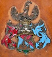 Régi kapcsos bőr igazolványtartó, az elején tűzzománcozott réz családi címerrel, 14×10,5×1,5 cm