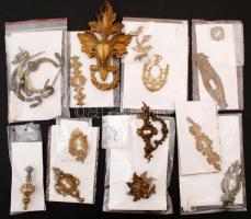 cca 1900 Bronz bútordíszek, zárhoz címerek, egyéb díszek, összesen 19 db / furniture ornaments