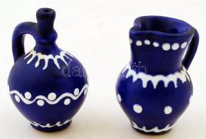 Tihanyi Lídia kék-fehér kerámia szett, 4 kistányér, 2 közepes tányér, 4 nagy tányér, 2 pici korsó, j...