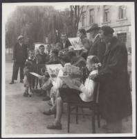 cca 1950 Képzőművészeti önképzőkör szabadtéri vázlat készítése, 2 db fotó, 14x14 cm