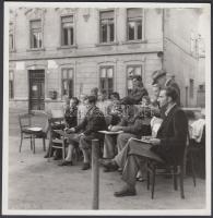 cca 1950 Képzőművészeti önképzőkör szabadtéri vázlat készítése, 2 db fotó, 14x14 cm