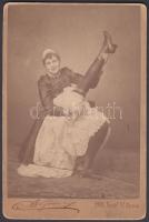 cca 1890 A. Vignai: Kán-kán táncos a legféltettebb kincsével, keményhátú fénykép kabinetfotó méretben, 16x11 cm