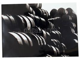 cca 1965 Hordók a gyár udvarán, jelzés nélküli vintage fotóművészeti alkotás, a kortárs magyar fotográfia avantgard korszakából, 20x30 cm