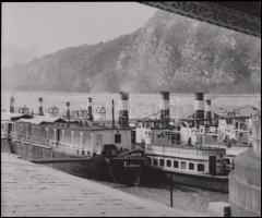 cca 1940 Reich Péter Cornel (Budapest): Hajók az Erzsébet híd pesti hídfője alatt, jelzés nélküli fotó a szerző hagyatékából, 16x20 cm