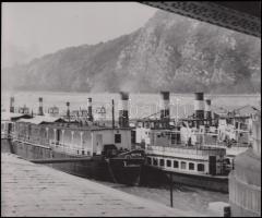 cca 1940 Reich Péter Cornel (Budapest): Hajók az Erzsébet híd pesti hídfője alatt, jelzés nélküli fotó a szerző hagyatékából, 16x20 cm