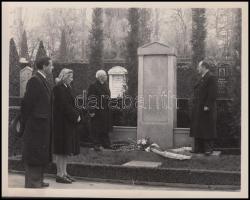 1947 A Magyar Olimpiai Bizottság tagjai Lausenne-ban megkoszorúzták Pierre de Coubertin (1863-1937) a nemzetközi Olimpiai Bizottság egyik alapítója és elnöke (1896-1925) sírját, a képen láthatók nevei hátul felsorolva, 10x13 cm