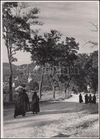 cca 1940 Sevcsik Jenő: Csobánka, a háttérben az Oszoly sziklái, aláírt, feliratozott fotóművészeti alkotás, 28x21 cm