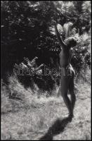 cca 1975 Erdei tisztáson, hajnali napsütésben, finoman erotikus fénykép, 14x9 cm / cca 1975 Erotic photo, 14x9 cm