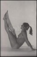 cca 1970 Egyensúlyban, finoman erotikus fénykép, 14x9 cm / cca 1970 Erotic photo, 14x9 cm