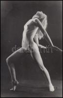 cca 1970 Műtermi gyakorlatok, 2 db finoman erotikus fénykép, 14x9 cm / cca 1970 Erotic photos,14x9 cm