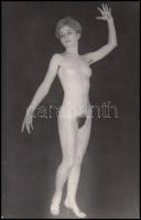 cca 1970 Karcsú modell, finoman erotikus fénykép, 14x9 cm / cca 1970 Erotic photo, 14x9 cm