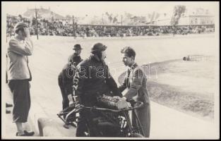 cca 1925 Utolsó instrukciók a felvezető motorosnak egy kerékpár versenyen, fotólap, 9x14 cm