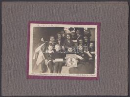 cca 1920 Petőfi és Vöröskereszt ünnepély a III. elemiben, 2 db feliratozott fotó, 77,5x9 cm, karton 14,5x19,5 cm