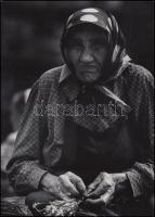 cca 1970 Zsigri Oszkár (Budapest): Virágárus, feliratozott vintage fotóművészeti alkotás a szerző hagyatékából, 24x17 cm