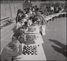 cca 1978 Budapest, Csillebérc, szimultán sakkjáték gyermekekkel, 18x20 cm