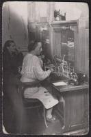 cca 1950 Tiszavölgyi József: Telefonközpontban, fotólap, 12,5x8 cm