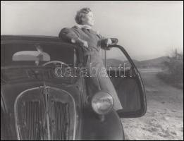 cca 1950 Autós hölgy kalandja a fényképésszel, 3 db fotó, 18x24 cm