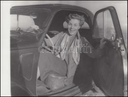 cca 1950 Autós hölgy kalandja a fényképésszel, 3 db fotó, 18x24 cm