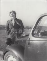 cca 1950 Autós hölgy kalandja a fényképésszel, 3 db fotó, 18x24 cm