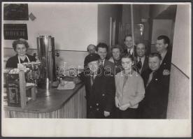 cca 1960 Tiszavölgyi József: Büfé a munkahelyen, feliratozva, pecsételve, 13x18 cm