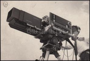 cca 1960 Budapest, munkában a TV operatőre, Tiszavölgyi József pecséttel jelzett felvétele, 10x16 cm
