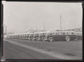 cca 1955 Az Ikarus gyár szerelőcsarnoka és árukészlete, 2 db jelzetlen fotó Kotnyek Antal (1921-1990...