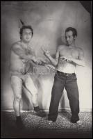 cca 1960 Duhaj legények pár pohár bor után, jelzetlen fotó Hajdú János csongrádi fényképész műterméből, 14x9 cm