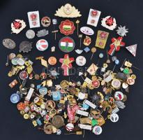 Vegyes magyar és külföldi jelvény tétel 710g-os súlyban T:vegyes