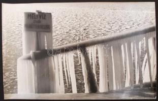 cca 1960 Krisch Béla (Kecskemét): Jégfüggöny a Balaton partján, pecséttel jelzett vintage fotóművészeti alkotás, 40x25 cm