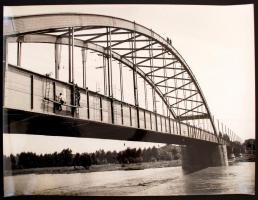 cca 1960 Dezső Pál (Kecskemét): Veszélyes hivatás, vashíd a Tisza felett, feliratozott vintage fotó, 30x40 cm