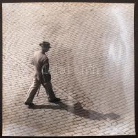 cca 1960 Át a téren, jelzetlen fotóművészeti alkotás Dezső Pál kecskeméti fotóművész hagyatékából, 30x30 cm