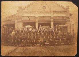 cca 1900-1910 Villamos kocsiszín (remiz) dolgozói, két sarka hiányos, 39x27 cm